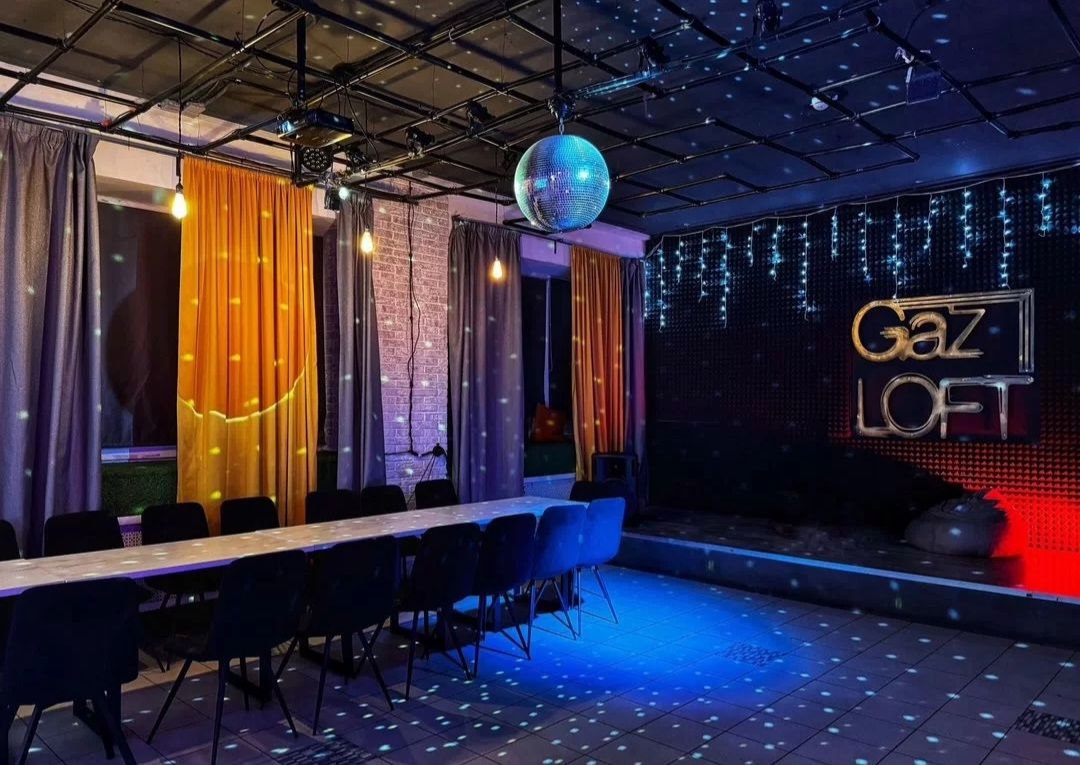 Светлый лофт с гирляндами