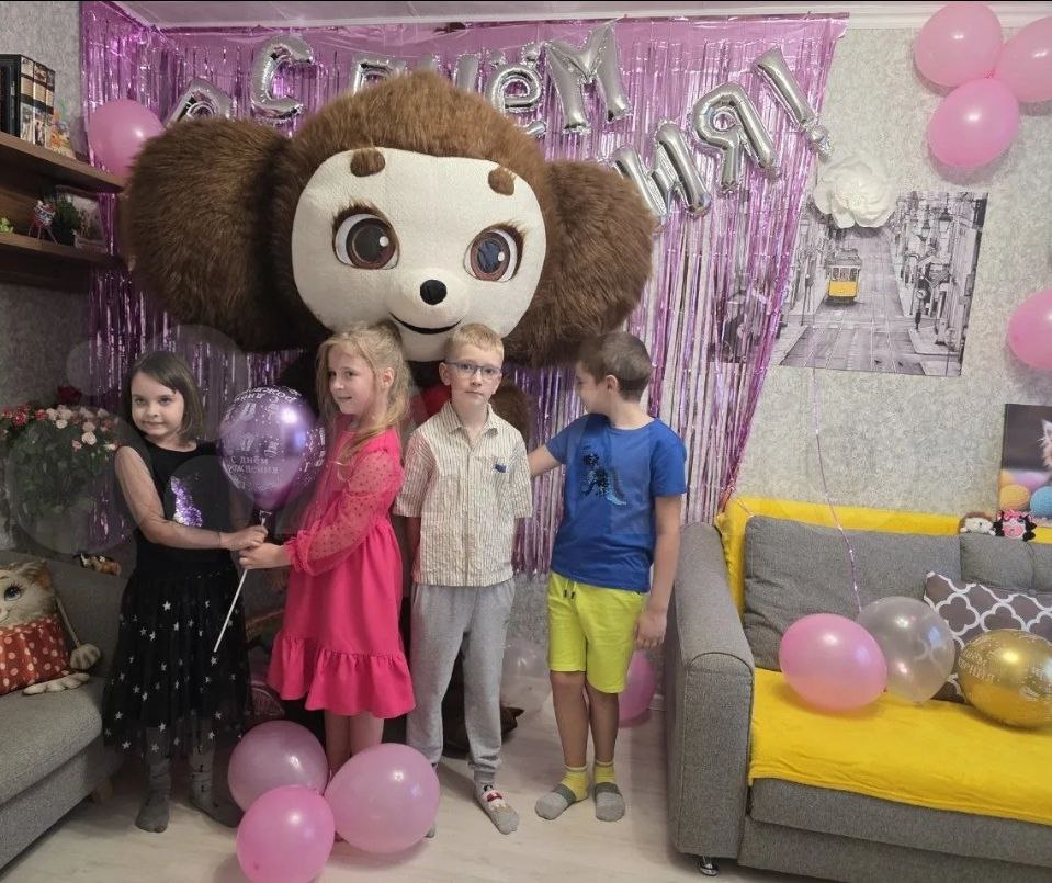 Чебурашка танцует